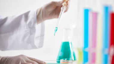 Modern Laboratuvar Ayarlarında Bilimsel Deneyler Yapan Eller.