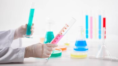 Modern Laboratuvar Ayarlarında Bilimsel Deneyler Yapan Eller.