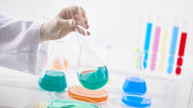 Modern Laboratuvar Ayarlarında Bilimsel Deneyler Yapan Eller.