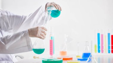 Modern Laboratuvar Ayarlarında Bilimsel Deneyler Yapan Eller.