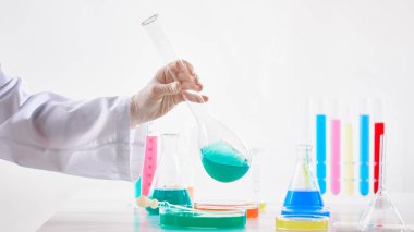 Modern Laboratuvar Ayarlarında Bilimsel Deneyler Yapan Eller.