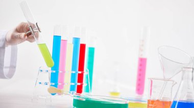 Modern Laboratuvar Ayarlarında Bilimsel Deneyler Yapan Eller.