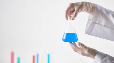 Modern Laboratuvar Ayarlarında Bilimsel Deneyler Yapan Eller.