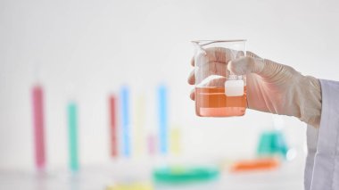 Modern Laboratuvar Ayarlarında Bilimsel Deneyler Yapan Eller.