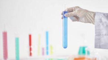 Modern Laboratuvar Ayarlarında Bilimsel Deneyler Yapan Eller.