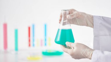 Modern Laboratuvar Ayarlarında Bilimsel Deneyler Yapan Eller.