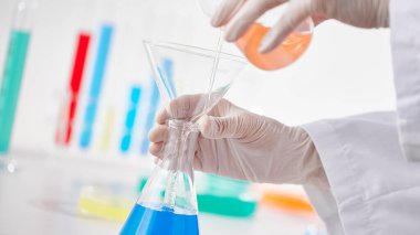 Modern Laboratuvar Ayarlarında Bilimsel Deneyler Yapan Eller.