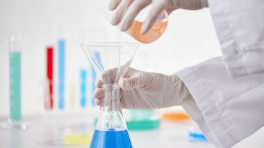 Modern Laboratuvar Ayarlarında Bilimsel Deneyler Yapan Eller.