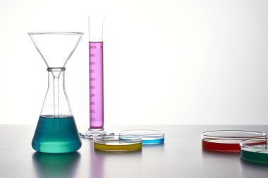 Sıvı cam test tüpleri. Modern Bilim ve Araştırma Arkaplanı için Renkli Laboratuvar Camları.