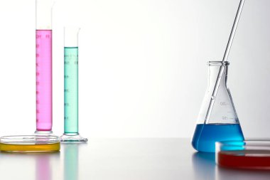 Sıvı cam test tüpleri. Modern Bilim ve Araştırma Arkaplanı için Renkli Laboratuvar Camları.