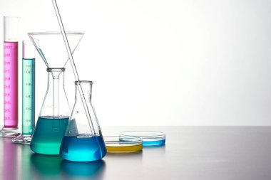 Sıvı cam test tüpleri. Modern Bilim ve Araştırma Arkaplanı için Renkli Laboratuvar Camları.