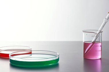 Sıvı cam test tüpleri. Modern Bilim ve Araştırma Arkaplanı için Renkli Laboratuvar Camları.