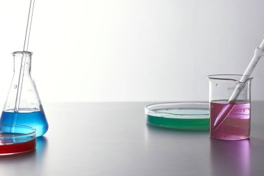 Sıvı cam test tüpleri. Modern Bilim ve Araştırma Arkaplanı için Renkli Laboratuvar Camları.