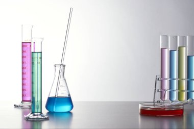 Sıvı cam test tüpleri. Modern Bilim ve Araştırma Arkaplanı için Renkli Laboratuvar Camları.