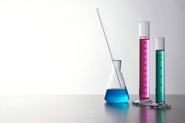 Sıvı cam test tüpleri. Modern Bilim ve Araştırma Arkaplanı için Renkli Laboratuvar Camları.