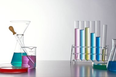 Sıvı cam test tüpleri. Modern Bilim ve Araştırma Arkaplanı için Renkli Laboratuvar Camları.