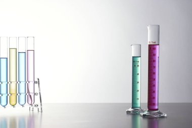 Sıvı cam test tüpleri. Modern Bilim ve Araştırma Arkaplanı için Renkli Laboratuvar Camları.