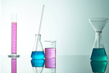 Sıvı cam test tüpleri. Modern Bilim ve Araştırma Arkaplanı için Renkli Laboratuvar Camları.