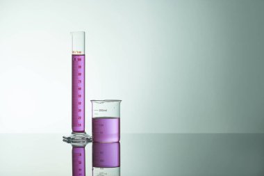 Sıvı cam test tüpleri. Modern Bilim ve Araştırma Arkaplanı için Renkli Laboratuvar Camları.