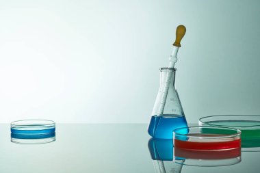 Sıvı cam test tüpleri. Modern Bilim ve Araştırma Arkaplanı için Renkli Laboratuvar Camları.