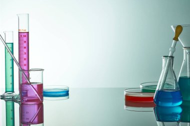 Sıvı cam test tüpleri. Modern Bilim ve Araştırma Arkaplanı için Renkli Laboratuvar Camları.