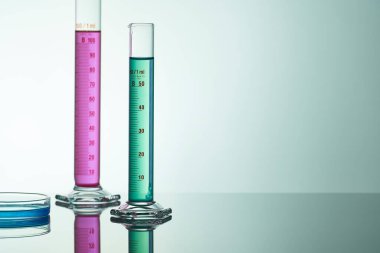 Sıvı cam test tüpleri. Modern Bilim ve Araştırma Arkaplanı için Renkli Laboratuvar Camları.