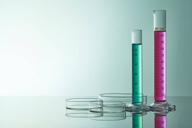Sıvı cam test tüpleri. Modern Bilim ve Araştırma Arkaplanı için Renkli Laboratuvar Camları.
