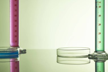 Sıvı cam test tüpleri. Modern Bilim ve Araştırma Arkaplanı için Renkli Laboratuvar Camları.