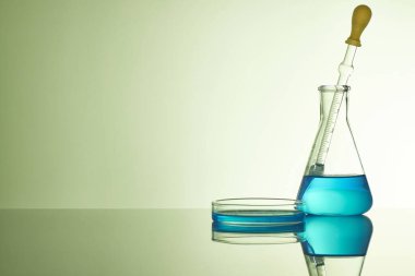 Sıvı cam test tüpleri. Modern Bilim ve Araştırma Arkaplanı için Renkli Laboratuvar Camları.