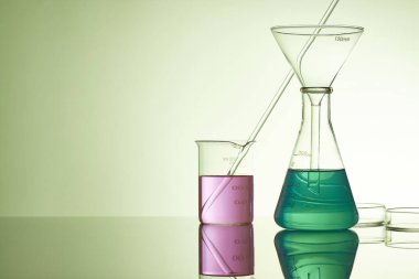 Sıvı cam test tüpleri. Modern Bilim ve Araştırma Arkaplanı için Renkli Laboratuvar Camları.