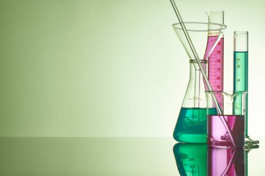 Sıvı cam test tüpleri. Modern Bilim ve Araştırma Arkaplanı için Renkli Laboratuvar Camları.