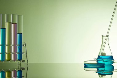 Sıvı cam test tüpleri. Modern Bilim ve Araştırma Arkaplanı için Renkli Laboratuvar Camları.