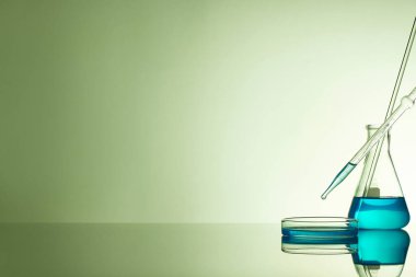 Sıvı cam test tüpleri. Modern Bilim ve Araştırma Arkaplanı için Renkli Laboratuvar Camları.