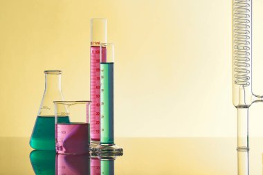 Sıvı cam test tüpleri. Modern Bilim ve Araştırma Arkaplanı için Renkli Laboratuvar Camları.