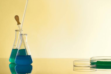 Sıvı cam test tüpleri. Modern Bilim ve Araştırma Arkaplanı için Renkli Laboratuvar Camları.