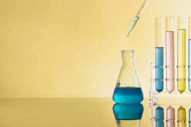 Sıvı cam test tüpleri. Modern Bilim ve Araştırma Arkaplanı için Renkli Laboratuvar Camları.