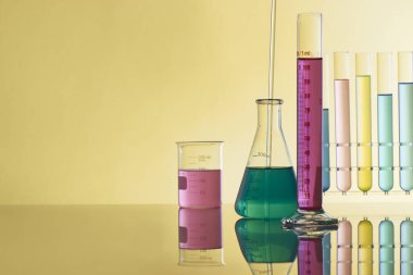 Sıvı cam test tüpleri. Modern Bilim ve Araştırma Arkaplanı için Renkli Laboratuvar Camları.