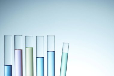 Sıvı cam test tüpleri. Modern Bilim ve Araştırma Arkaplanı için Renkli Laboratuvar Camları.