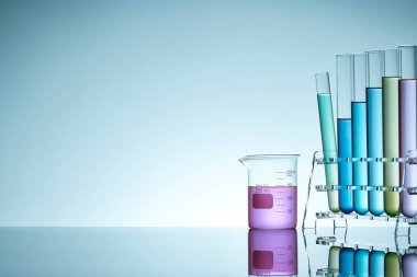 Sıvı cam test tüpleri. Modern Bilim ve Araştırma Arkaplanı için Renkli Laboratuvar Camları.