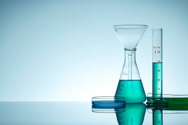 Sıvı cam test tüpleri. Modern Bilim ve Araştırma Arkaplanı için Renkli Laboratuvar Camları.