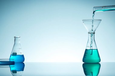 Sıvı cam test tüpleri. Modern Bilim ve Araştırma Arkaplanı için Renkli Laboratuvar Camları.