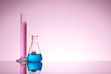 Sıvı cam test tüpleri. Modern Bilim ve Araştırma Arkaplanı için Renkli Laboratuvar Camları.