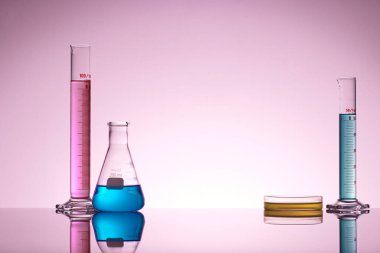 Sıvı cam test tüpleri. Modern Bilim ve Araştırma Arkaplanı için Renkli Laboratuvar Camları.