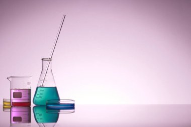 Sıvı cam test tüpleri. Modern Bilim ve Araştırma Arkaplanı için Renkli Laboratuvar Camları.