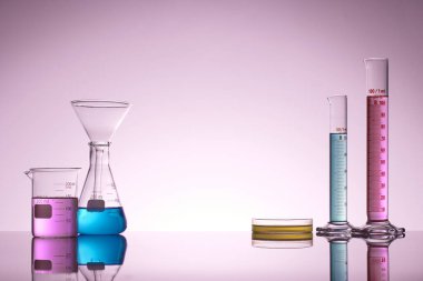 Sıvı cam test tüpleri. Modern Bilim ve Araştırma Arkaplanı için Renkli Laboratuvar Camları.