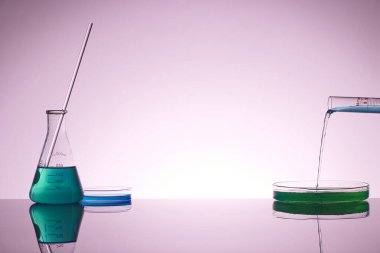 Sıvı cam test tüpleri. Modern Bilim ve Araştırma Arkaplanı için Renkli Laboratuvar Camları.