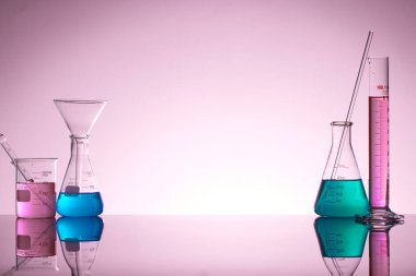 Sıvı cam test tüpleri. Modern Bilim ve Araştırma Arkaplanı için Renkli Laboratuvar Camları.