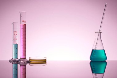 Sıvı cam test tüpleri. Modern Bilim ve Araştırma Arkaplanı için Renkli Laboratuvar Camları.