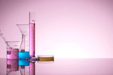 Sıvı cam test tüpleri. Modern Bilim ve Araştırma Arkaplanı için Renkli Laboratuvar Camları.