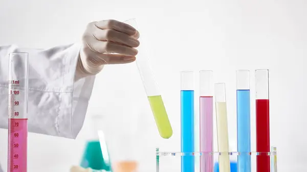 Modern Laboratuvar Ayarlarında Bilimsel Deneyler Yapan Eller.